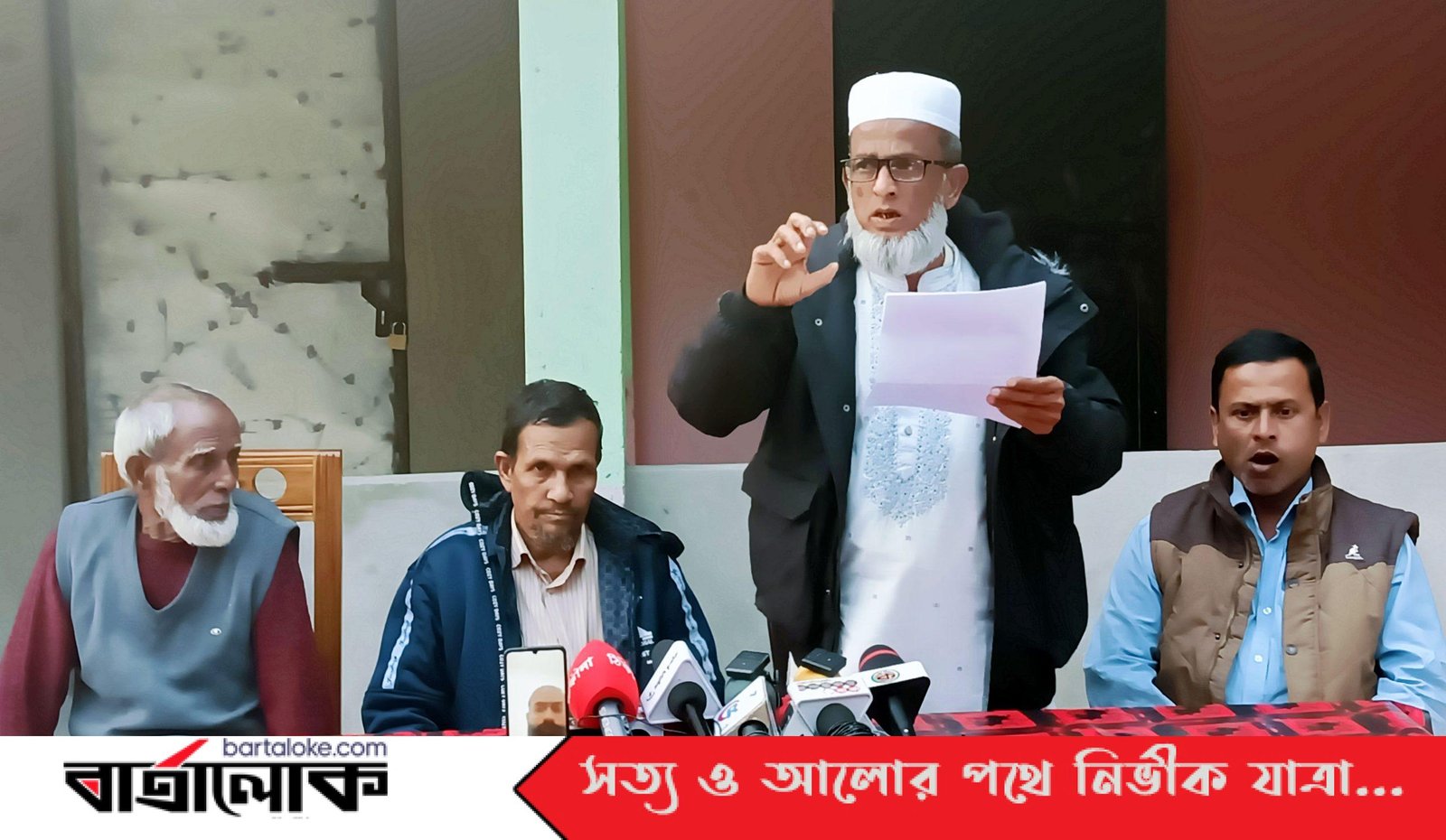 কাদিপুরে বেড়া দিয়ে চলাচলের রাস্তা বন্ধ, ১৫ দিন ধরে গৃহবন্দি প্রবাসী পরিবার