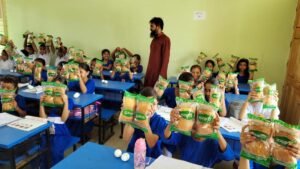 কুলাউড়ায় ফের স্কুল ফিডিং কার্যক্রম শুরু হওয়ায় খুশি শিক্ষার্থীরা