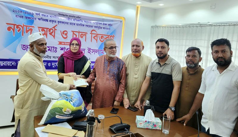 কুলাউড়ায় হাওরাঞ্চলের ক্ষতিগ্রস্ত কৃষকদের মাঝে নগদ অর্থ ও চাল বিতরণ
