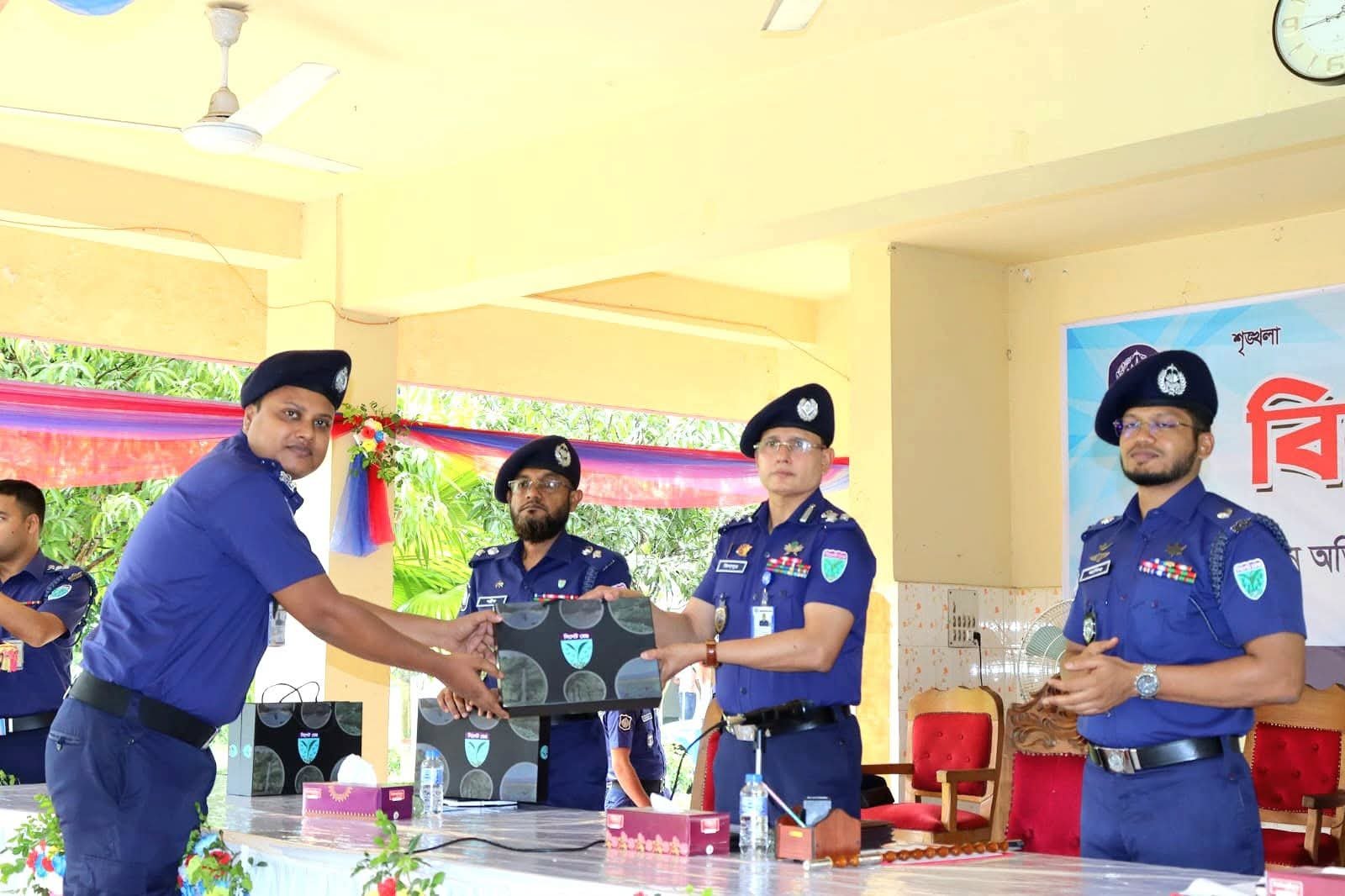 কুলাউড়া থানার ওসিসহ তিন পুলিশ সদস্যকে ডিআইজির পুরস্কার