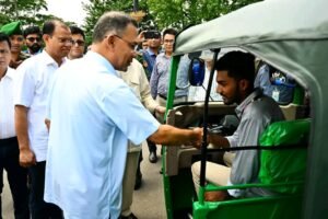 জুলাই যোদ্ধাদের সিএনজি অটোরিকশা ও রিকশা উপহার দিলেন প্রধানমন্ত্রী তারেক রহমান