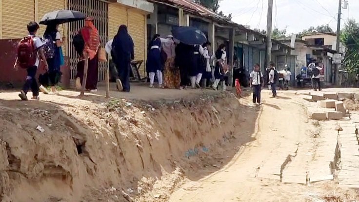 মনু নদীতে বিলীনের পথে শতবর্ষী কাউকাপন বাজার 