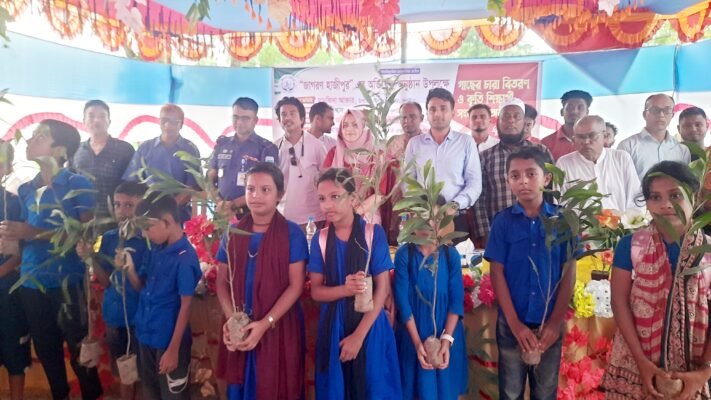 কুলাউড়ায় জাগরণ হাজীপুরের অভিষেক ও শিক্ষার্থীদের মাঝে গাছের চারা বিতরণ