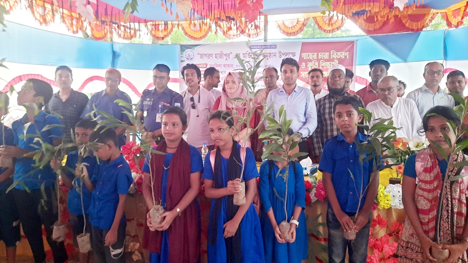 কুলাউড়ায় জাগরণ হাজীপুরের অভিষেক ও শিক্ষার্থীদের মাঝে গাছের চারা বিতরণ